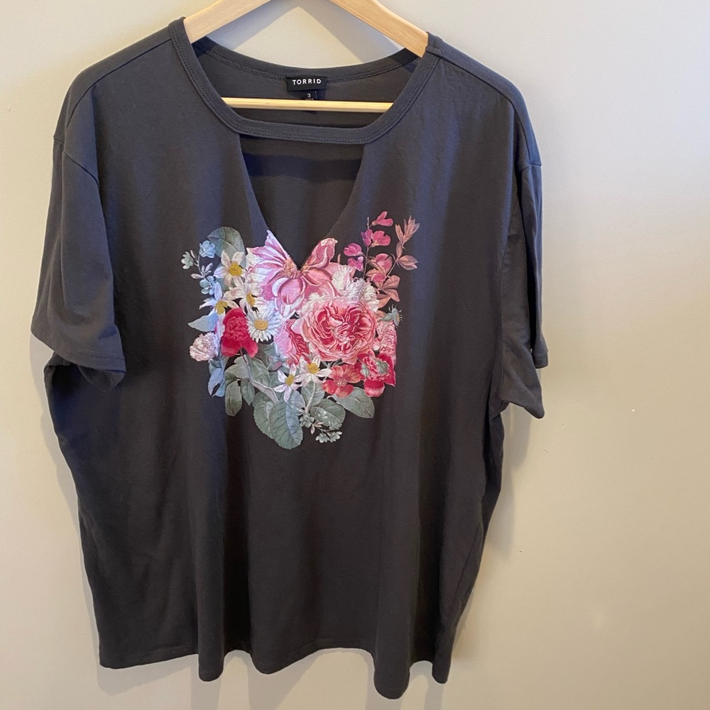 Torrid keyhole graphic tee- Size 3- Charcoal with floral print.